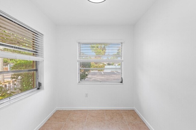 Building Photo - ST PETE APARTMENT FOR RENT!!