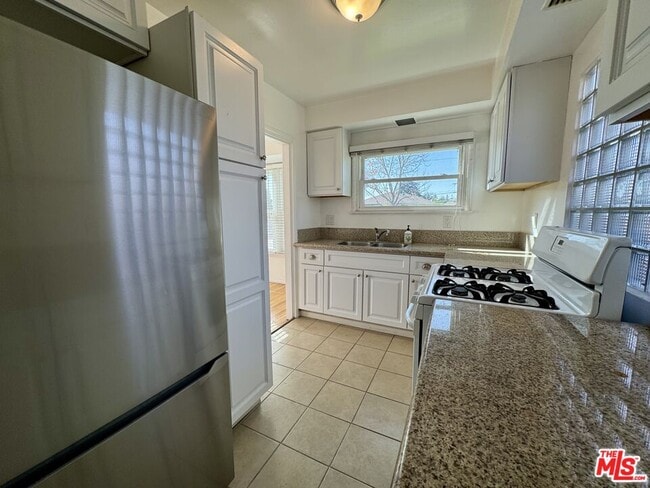 Building Photo - 6122 S Fairfax Ave