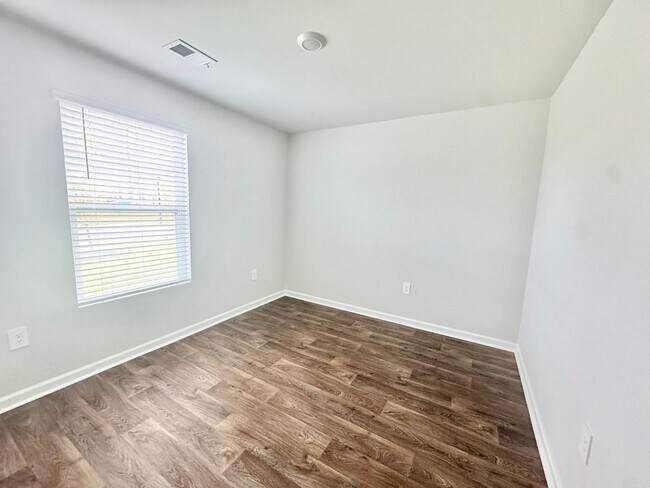 Building Photo - Introducing this beautiful like new 3 bed 2 bath home located in the Windsong II S/D. in Rincon, GA!