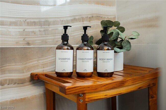 Building Photo - 2205 Santa Paula Dr