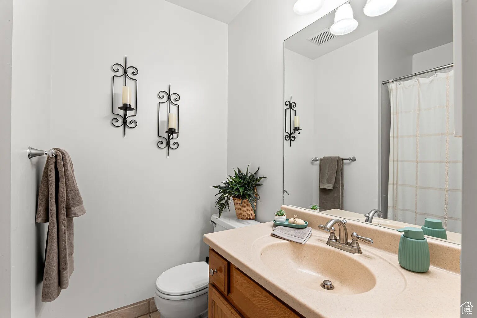 Full bathroom - 11770 S Dry Creek Rd