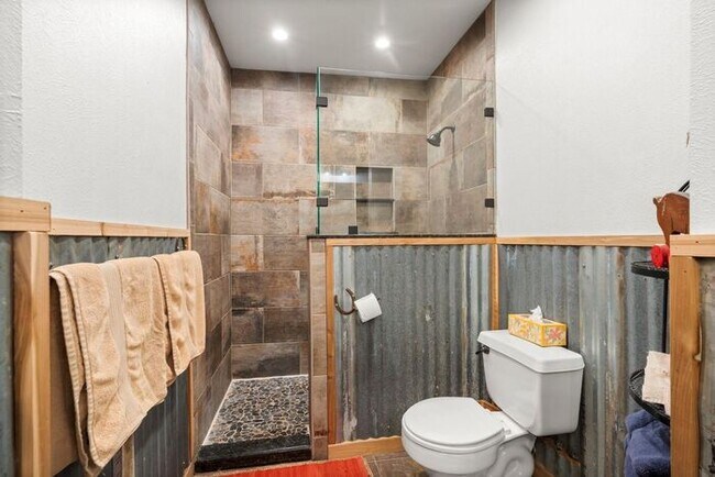 Building Photo - Country Living Rental on 26+ Acres!