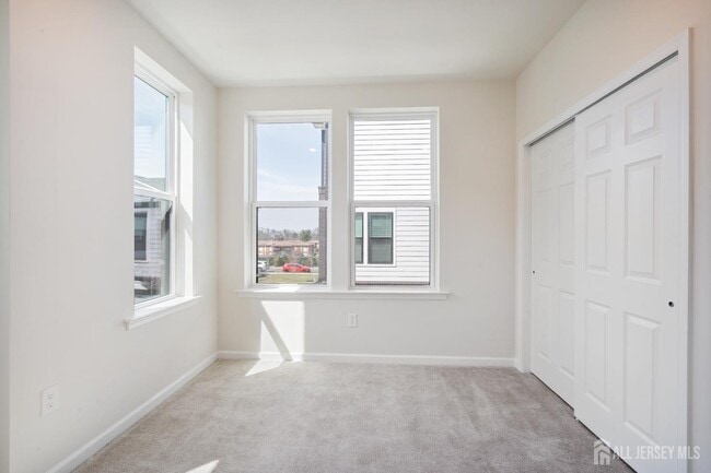 Building Photo - 628 Sadie Cir