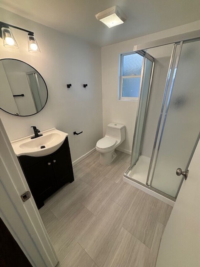 Building Photo - 725 44th St