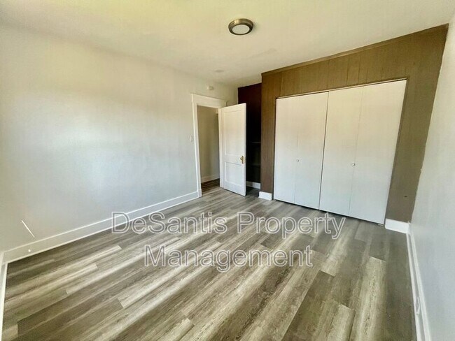 Building Photo - 527 Halsey Ave