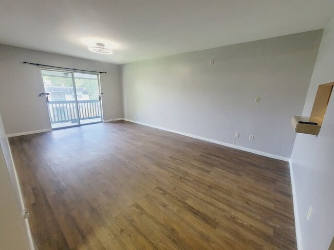 Building Photo - UPDATED 1/1 in Walkable Location w/ Solid Floors, Community Pool, & Washer/Dryer! Avail NOW for $...