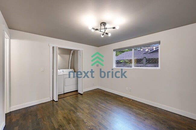 Building Photo - "Charming Bellevue 4-Bed Oasis with 2 Baths - Spacious 1560 Sq Ft Retreat!"