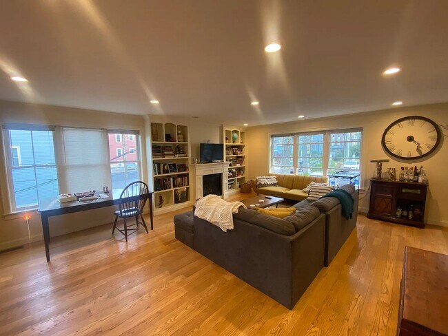 Building Photo - No Brokers Fee, No Security Deposit, In-Unit Washer and Dryer, Central Heat/AC, One Parking is In...