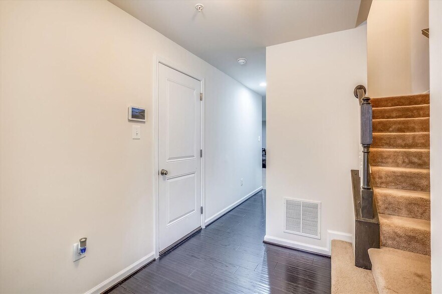 Building Photo - 725 Apple Orchard Dr