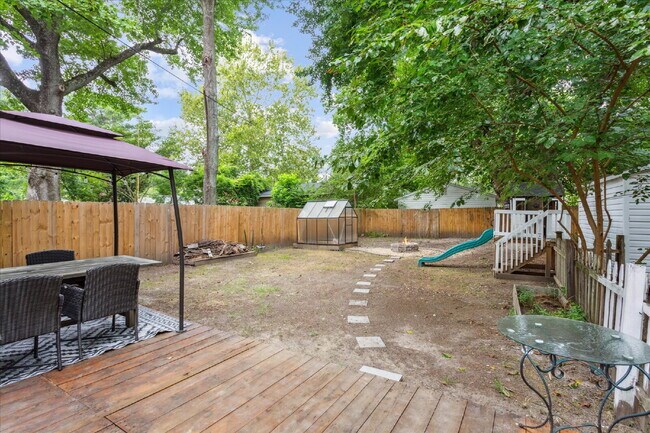 Building Photo - "Charming 3-Bedroom Retreat with 2 Full Baths in Hampton – Spacious 1494 Sq Ft Gem!"