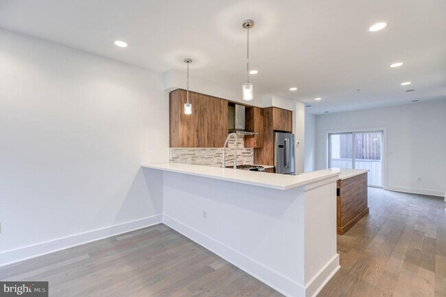 Building Photo - Northern Liberties Townhome with Parking