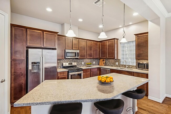 Building Photo - 5749 Larkin St