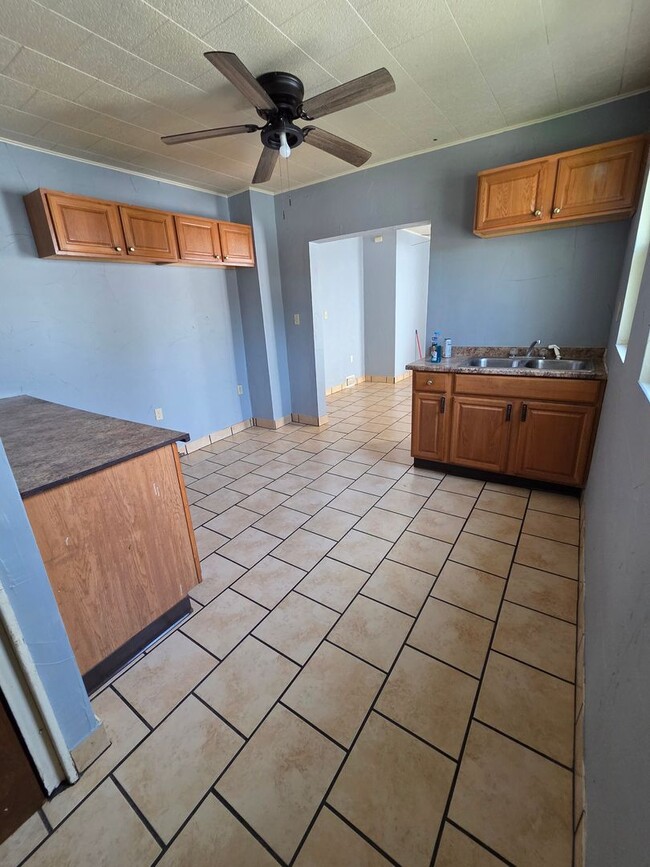 Building Photo - 1048 E 4th St