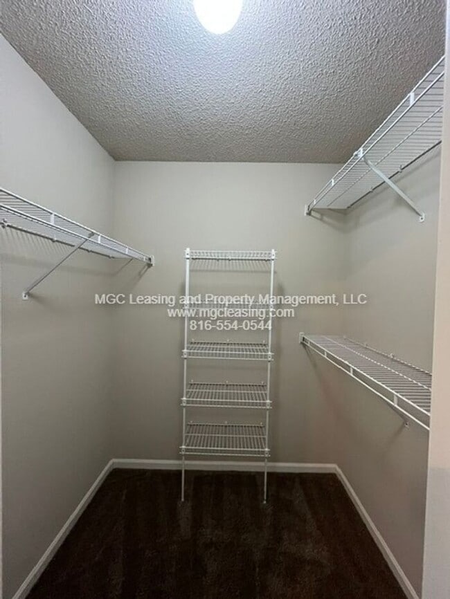 Building Photo - Spacious townhouse available for your July move-in!