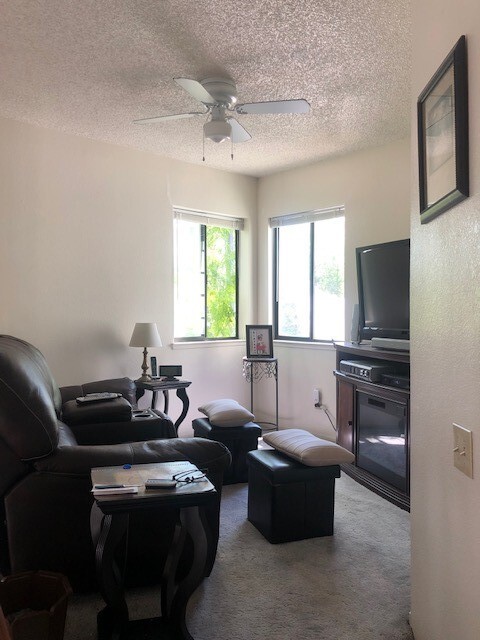 Building Photo - Large 2 Bedroom Townhome Available in Reno