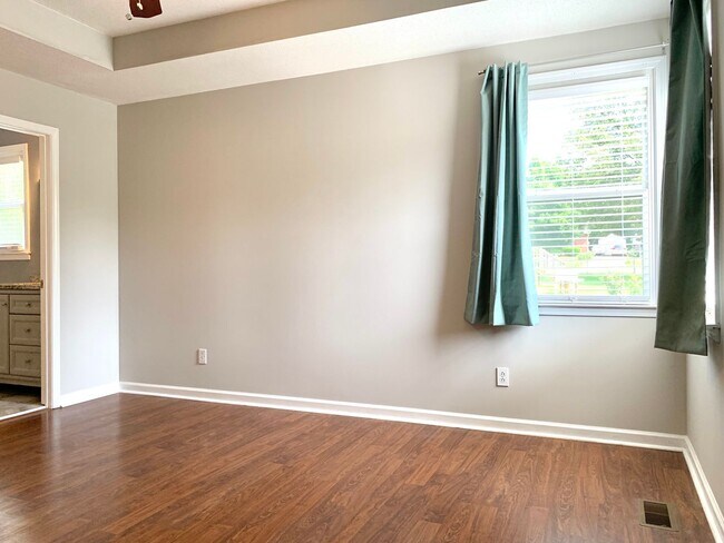 Building Photo - 212 Bradley Ct