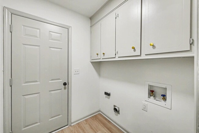 Building Photo - 100 English Rd