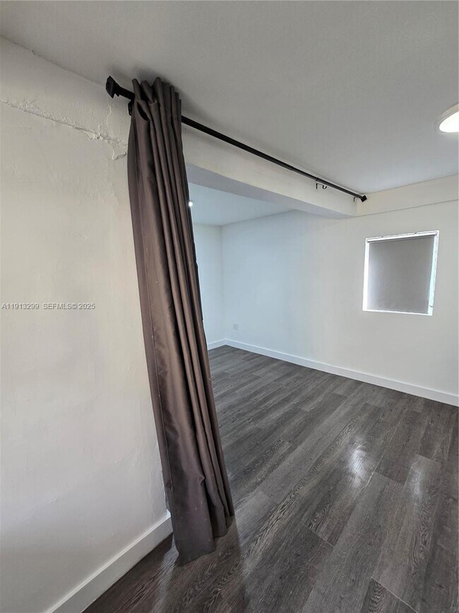 Building Photo - 1629 SW 6th St