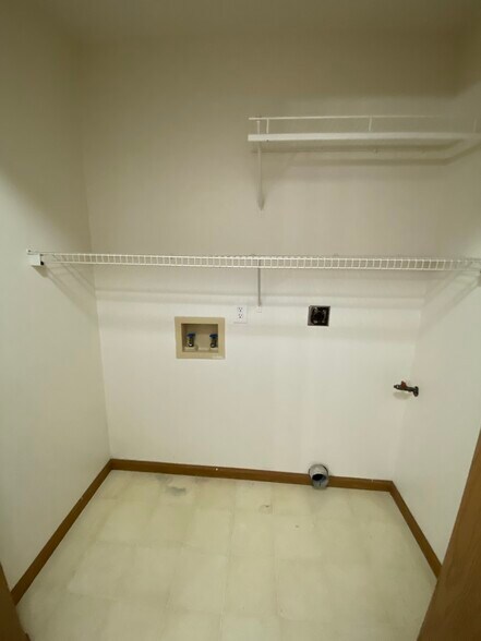 Building Photo - 7483 Crosscreek Dr