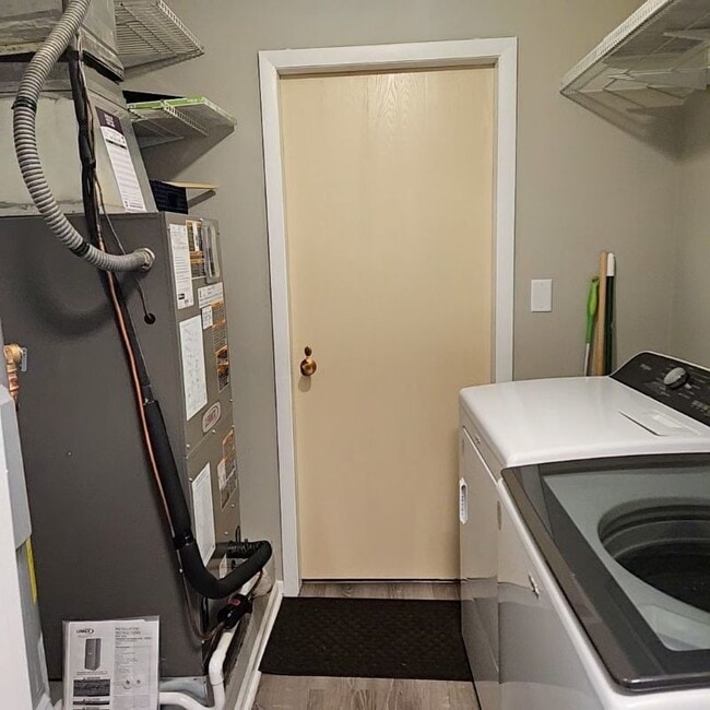 Building Photo - 260 E Court of Shorewood