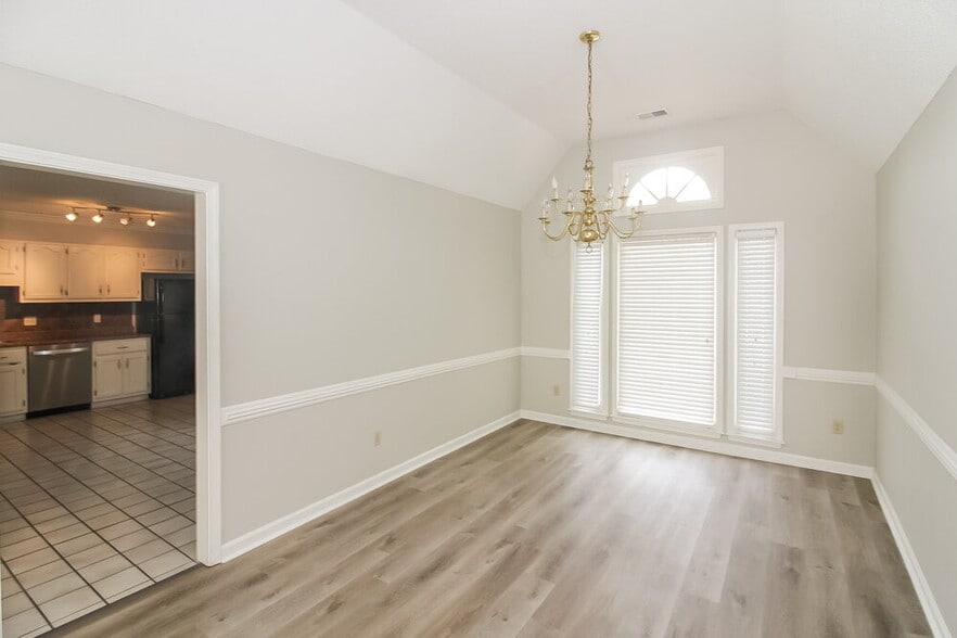 Building Photo - 8731 Oak Trail Ln