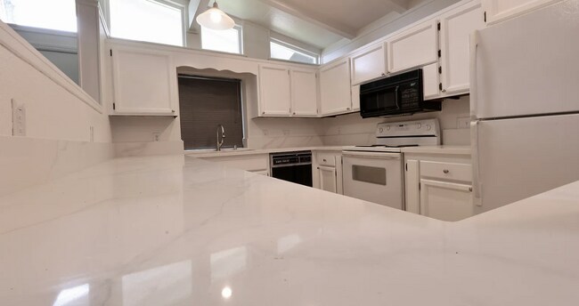 Building Photo - Updated Large 3 bedroom 2 bathroom home