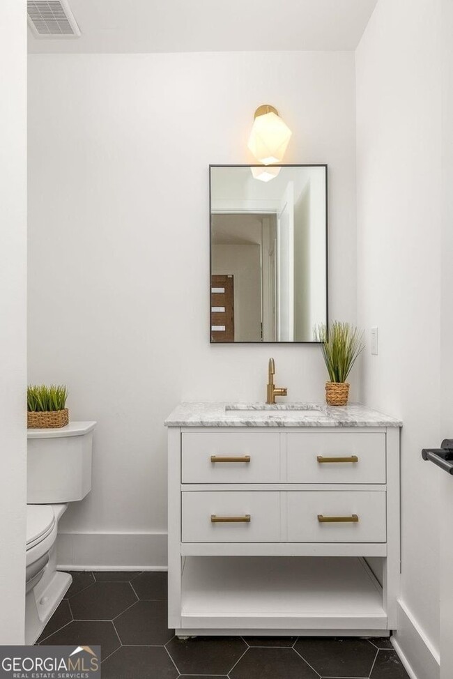 Building Photo - 239 Lowry St NE