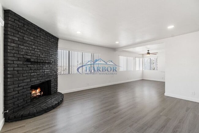 Building Photo - 789 W 18th St