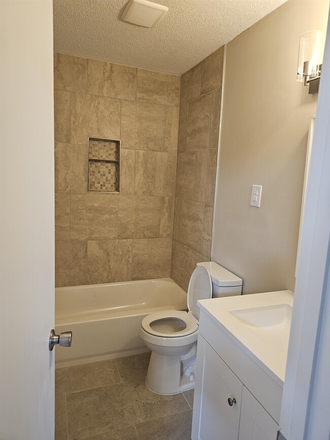 Building Photo - 6436 Oak Park Dr