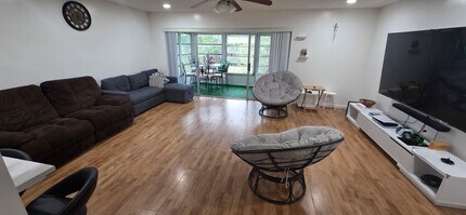 Building Photo - 725 Lori Dr