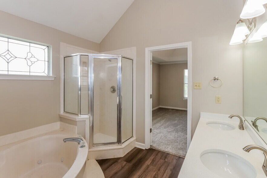 Building Photo - 5554 Lakefront Dr