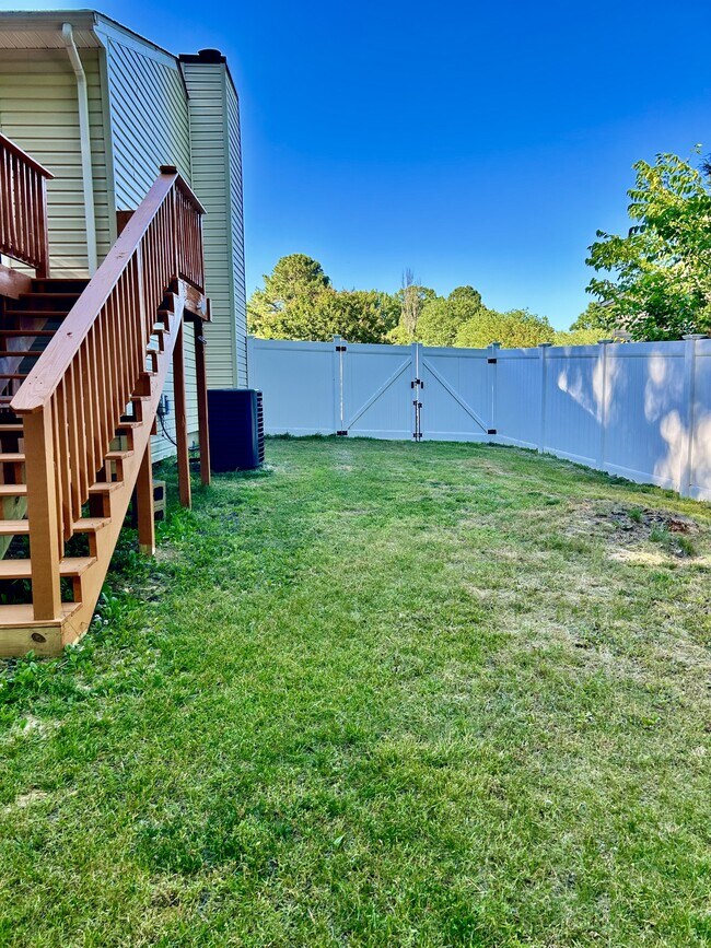 Building Photo - 46461 Rosewood Dr