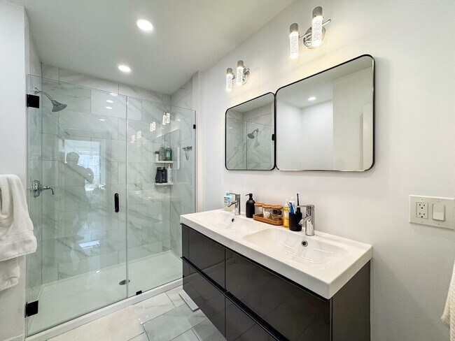 Building Photo - 231 Maverick St