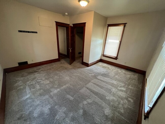 Building Photo - Large 4 bedroom house east of campus for A...