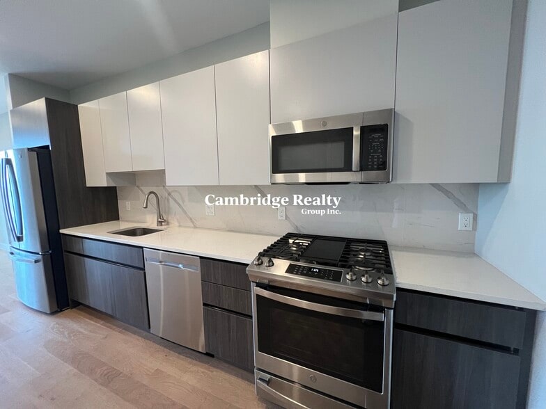 Building Photo - 16 Central St