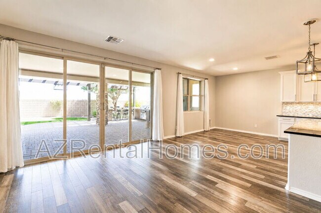 Building Photo - 9742 Thatcher Ave