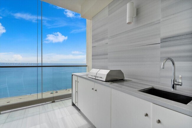 Building Photo - 17901 Collins Ave