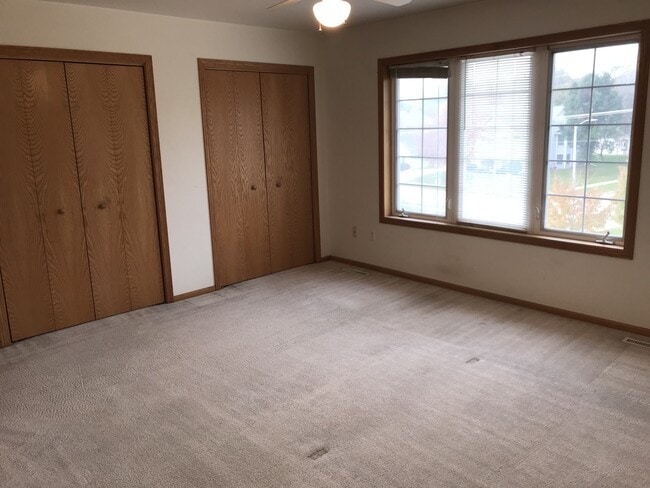 Building Photo - FALL 2026 AVAILABILITY!!!  2 bedroom, 2.5 bath condominium on Iowa City's east side