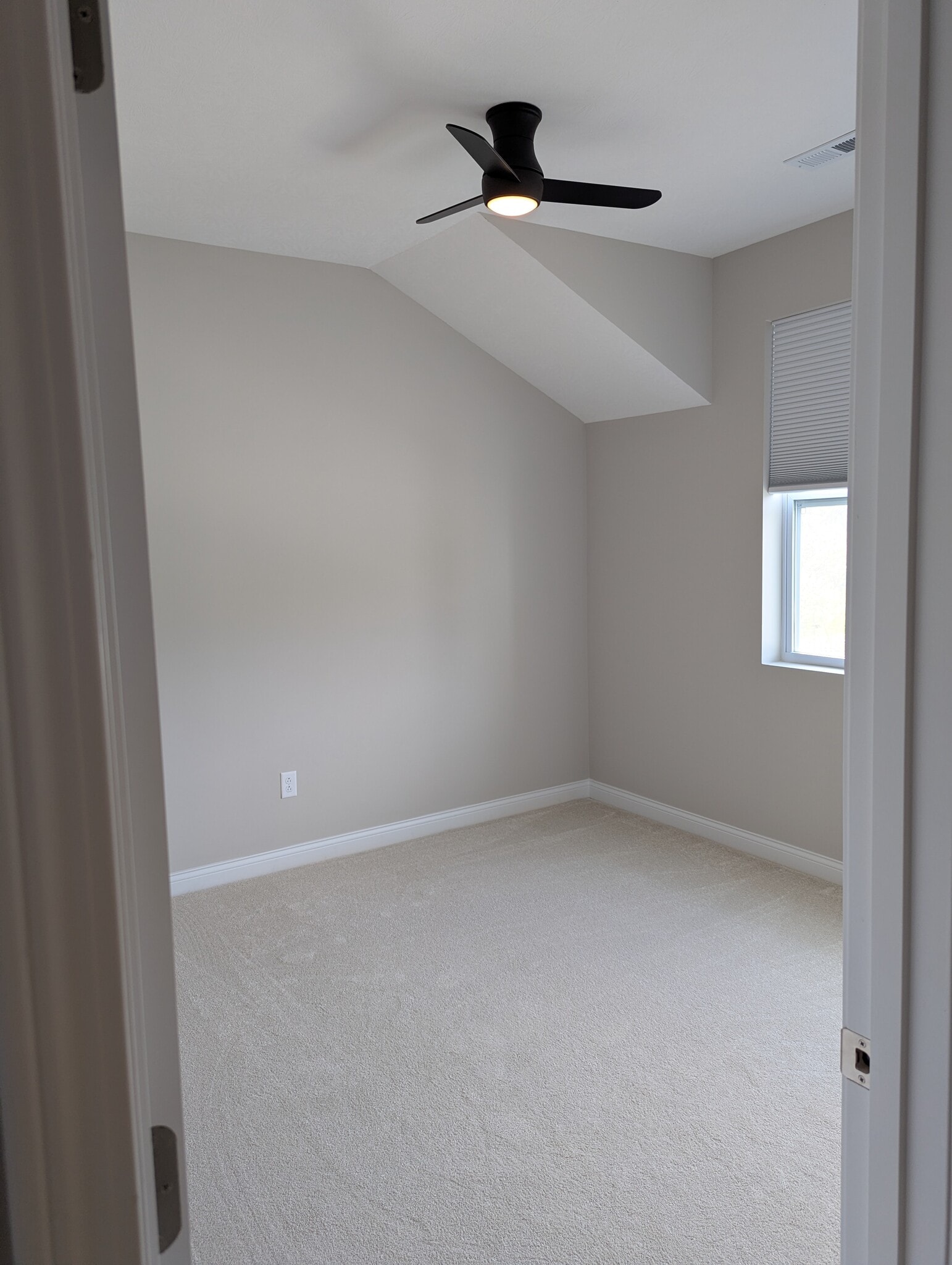 2nd Floor BR3 #1 - 5689 Ohio Trl