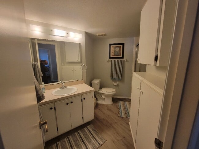 Building Photo - Lovely bottom floor UN-furnished condo Por...