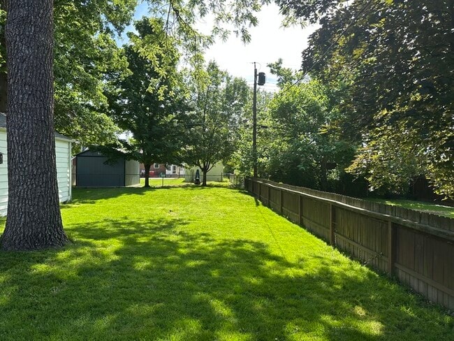 Building Photo - Webster Schools, Charming 2BD 2Bth Home Co...