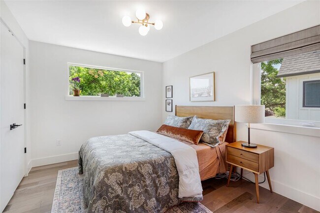 Building Photo - 1217 1/2 W 39th St