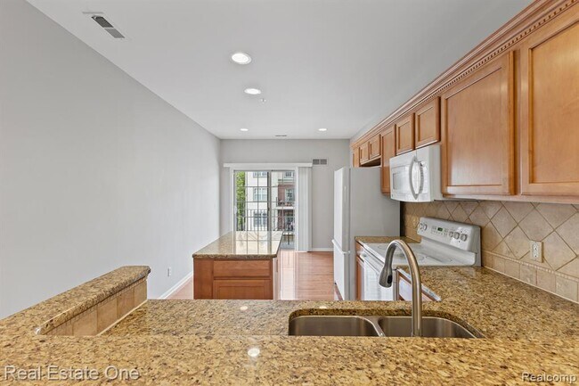 Building Photo - 3091 Camden Dr