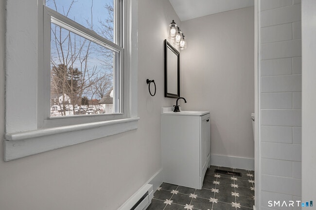 Building Photo - 8 Bancroft St