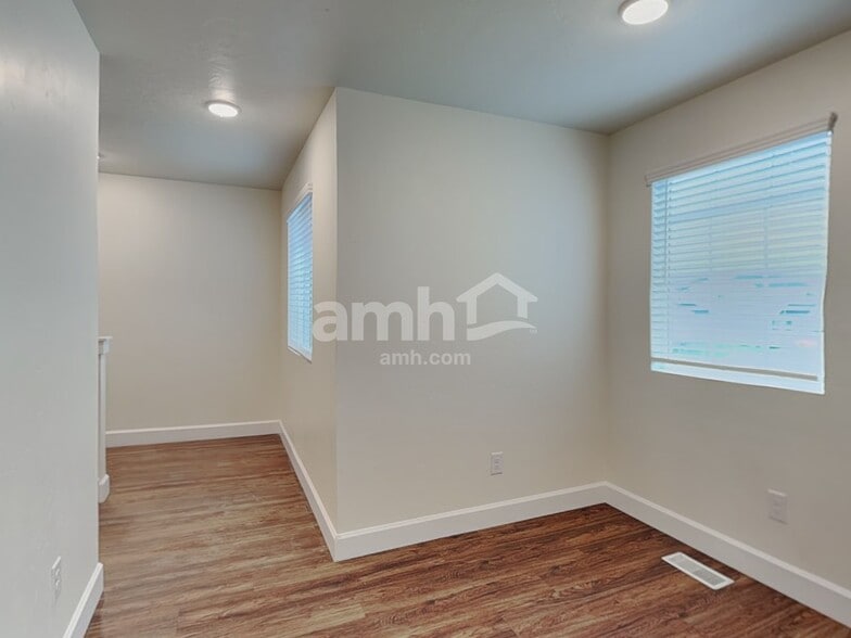 Building Photo - 884 N Garnet Creek Ave