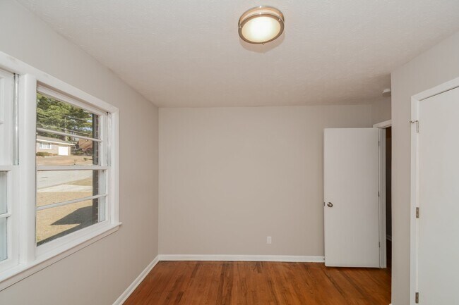 Building Photo - 3237 Barksdale Rd