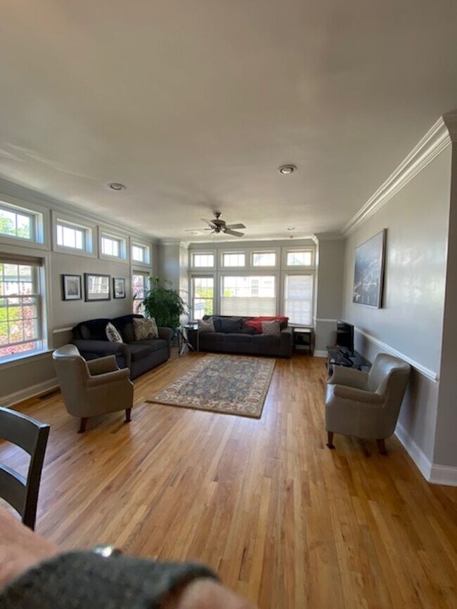 Building Photo - Three Bedroom 3.5 baths Townhouse for Rent...
