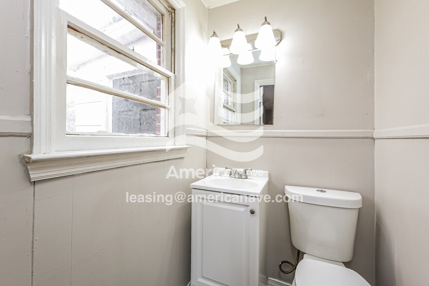 Building Photo - 115 S 1659