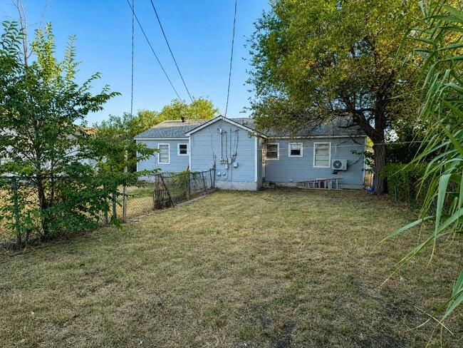 Building Photo - 1181 NW Ozmun Ave