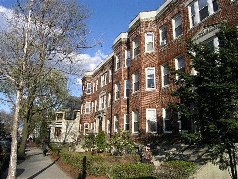 Building Photo - 72 Kirkland St